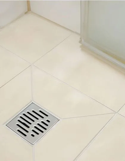 Duş kanalı yalıtımında kullanılan membranın uygulama sırasında çekilmiş bir görüntüsü