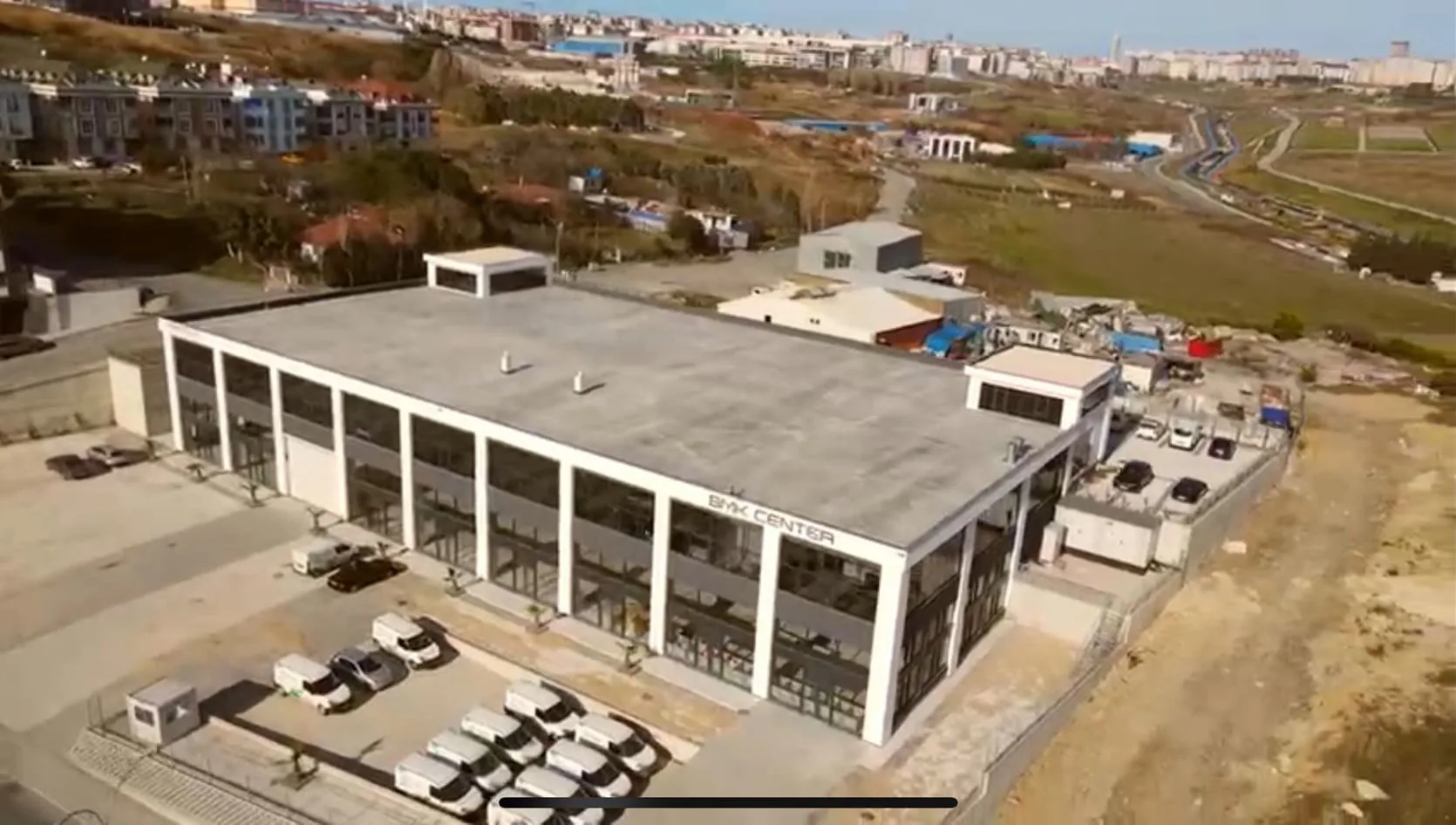 İzotex Fabrika 3 - İzotex tesislerinin genel görünümü ve lojistik alanları.
