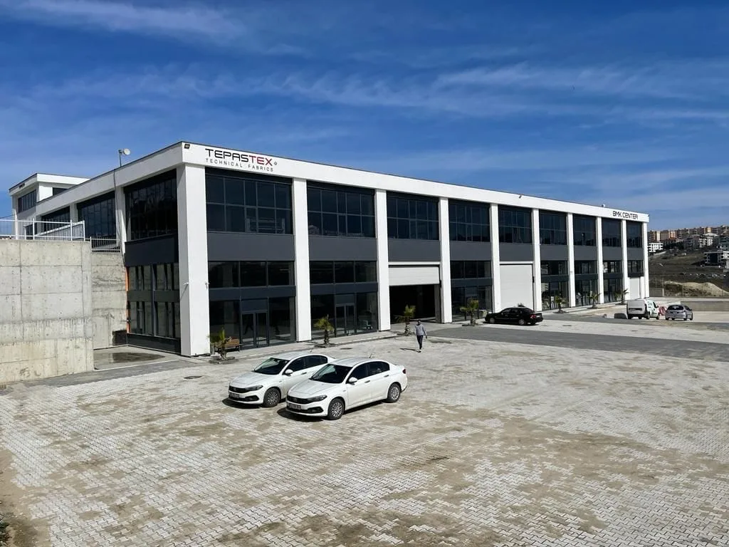 İzotex Fabrika 1 - İzotex üretim tesislerinin dış görünümü ve modern altyapısı.