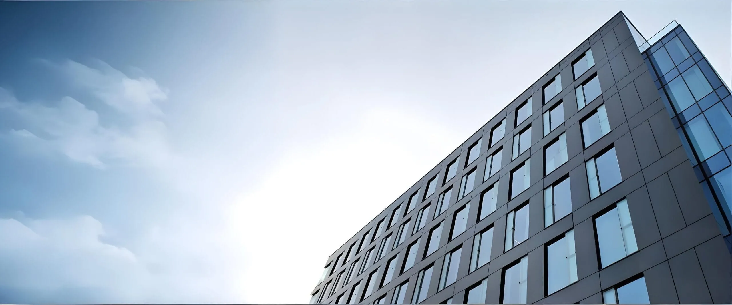 Kör kasa yalıtım bandının bir duvar birleşiminde nasıl kullanıldığını gösteren uygulama görüntüsü.